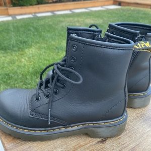 Dr. Martens girls boots. Excellent condition.